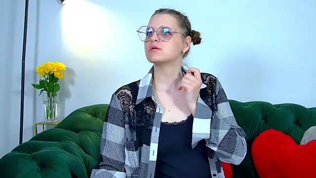 AlexaAvery online show from June 6, 6:40 am