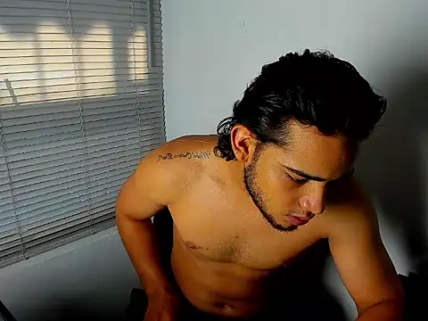 Snapshot of louis_rueda chatting on June 1, 10:00 pm louis rueda online show from June 1, 10:00 pm