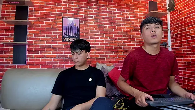 Snapshot of Hoot_boyss_ chatting on July 15, 8:25 pm Hoot boyss online show from July 15, 8:25 pm