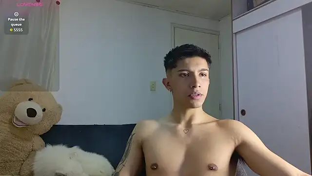 Snapshot of Thesaint_xxx chatting on June 25, 11:42 pm Thesaint xxx online show from June 25, 11:42 pm