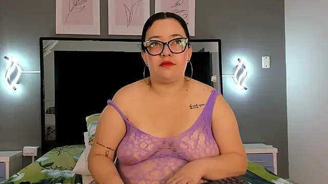 Snapshot of zoe_curvyy chatting on July 3, 12:11 pm zoe curvyy online show from July 3, 12:11 pm