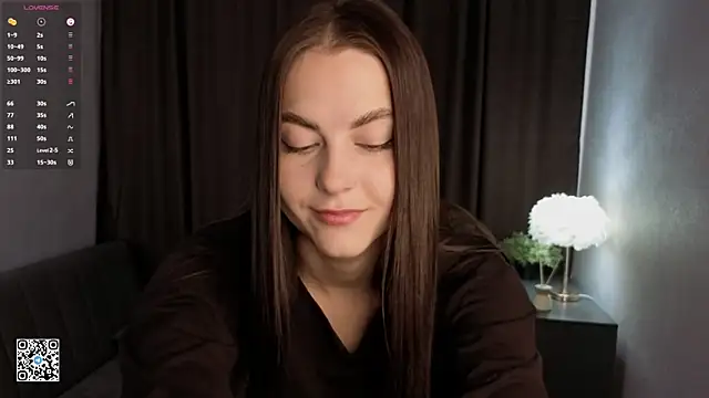 Snapshot of CarolannMirjah chatting on June 23, 4:21 am CarolannMirjah online show from June 23, 4:21 am