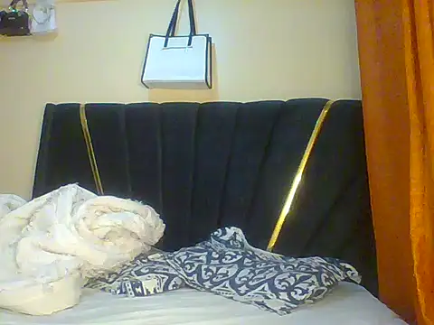 Snapshot of petite_cuteass chatting on June 23, 2:20 am petite cuteass online show from June 23, 2:20 am