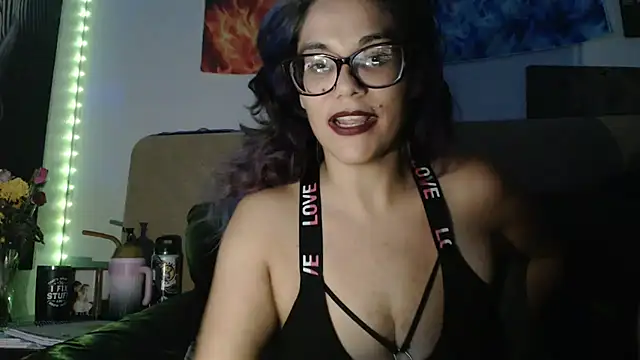 Snapshot of MamaBee88 chatting on May 31, 10:00 am MamaBee88 online show from May 31, 10:00 am