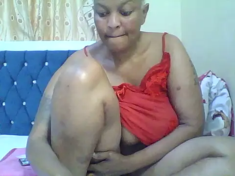 Snapshot of candy_thick chatting on June 19, 4:17 am candy thick online show from June 19, 4:17 am