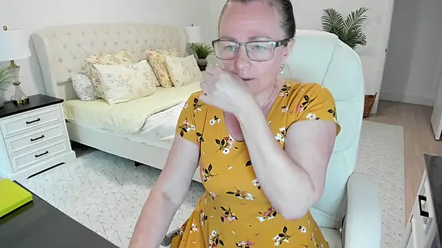 Snapshot of Vika73 chatting on April 24, 4:42 pm Vika73 online show from April 24, 4:42 pm