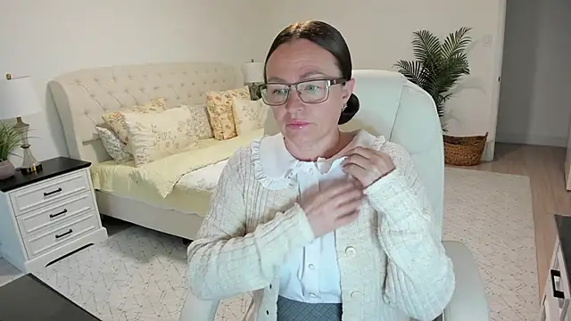 Snapshot of Vika73 chatting on May 18, 10:43 am Vika73 online show from May 18, 10:43 am