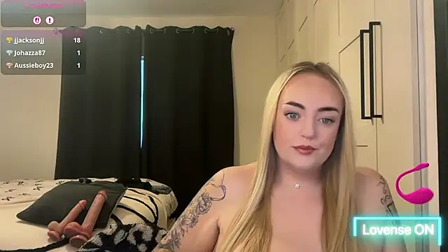 Snapshot of CurvyWetWife chatting on May 19, 6:42 am CurvyWetWife online show from May 19, 6:42 am