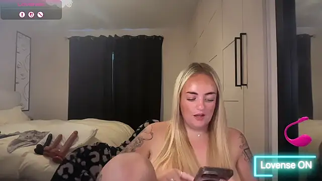 Snapshot of CurvyWetWife chatting on June 13, 2:04 pm CurvyWetWife online show from June 13, 2:04 pm