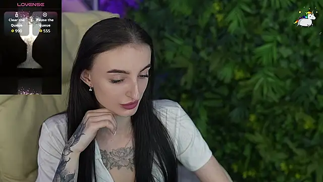 Snapshot of EmilyyMoon chatting on May 27, 11:18 am EmilyyMoon online show from May 27, 11:18 am