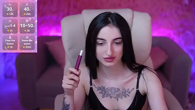 Snapshot of EmilyyMoon chatting on June 12, 6:01 am EmilyyMoon online show from June 12, 6:01 am