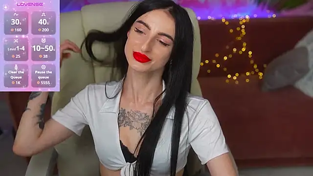 Snapshot of EmilyyMoon chatting on June 19, 1:15 pm EmilyyMoon online show from June 19, 1:15 pm