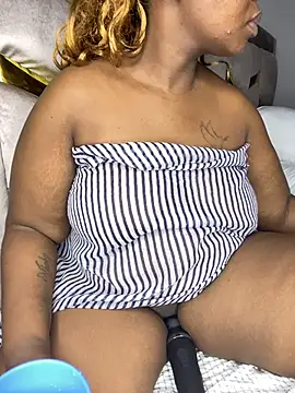 Snapshot of BIGMAMA011 chatting on July 14, 2:05 am BIGMAMA011 online show from July 14, 2:05 am