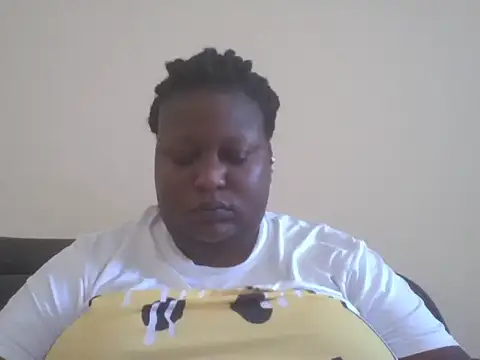 Snapshot of fat_ebonyqueen chatting on June 6, 7:35 am fat ebonyqueen online show from June 6, 7:35 am