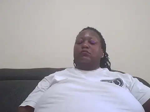 Snapshot of fat_ebonyqueen chatting on June 18, 9:14 am fat ebonyqueen online show from June 18, 9:14 am