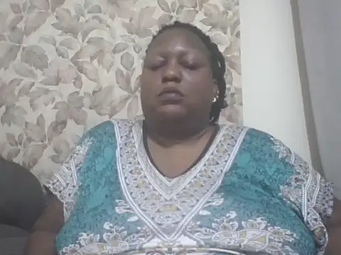 Snapshot of fat_ebonyqueen chatting on June 20, 12:03 am fat ebonyqueen online show from June 20, 12:03 am