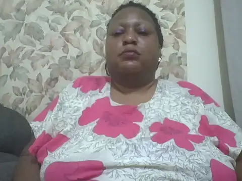 Snapshot of fat_ebonyqueen chatting on June 21, 9:50 pm fat ebonyqueen online show from June 21, 9:50 pm