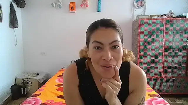 Snapshot of Layla-Astrum chatting on June 3, 12:52 pm Layla-Astrum online show from June 3, 12:52 pm