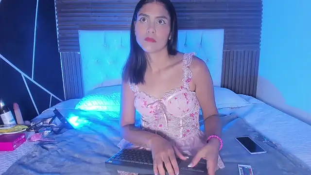Snapshot of LunaRossie_ chatting on July 7, 12:09 pm LunaRossie online show from July 7, 12:09 pm