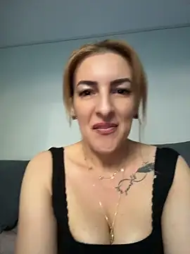 Snapshot of Hot-Milf4U chatting on June 10, 5:07 am Hot-Milf4U online show from June 10, 5:07 am