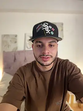 Snapshot of Amadeo_Wild_ chatting on May 23, 4:07 am Amadeo Wild online show from May 23, 4:07 am