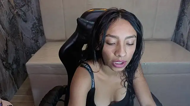 Snapshot of Adarasuri_v chatting on June 27, 3:22 am Adarasuri v online show from June 27, 3:22 am