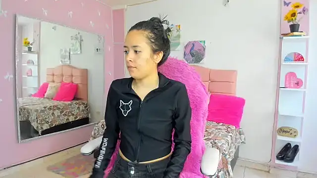 Snapshot of ivyyemerald_ chatting on June 26, 6:34 pm ivyyemerald online show from June 26, 6:34 pm