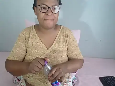 Snapshot of CandyYumsAerolaXX chatting on May 21, 9:49 am CandyYumsAerolaXX online show from May 21, 9:49 am