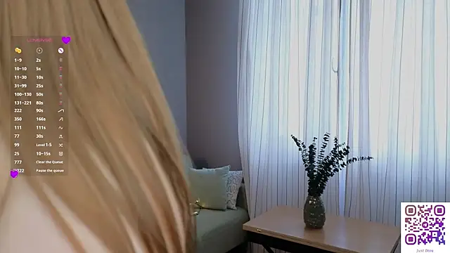 Snapshot of DivaCrystal_ chatting on June 11, 5:49 am DivaCrystal online show from June 11, 5:49 am