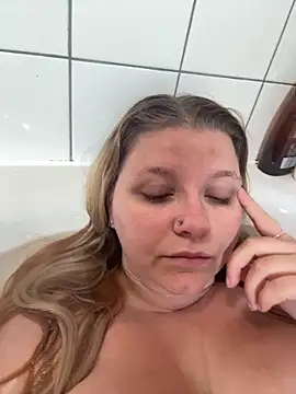 Snapshot of LucieLouBabe chatting on June 5, 10:43 am LucieLouBabe online show from June 5, 10:43 am