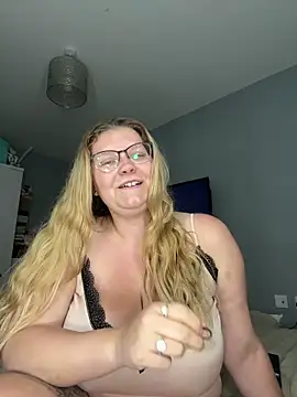 Snapshot of LucieLouBabe chatting on June 11, 10:52 pm LucieLouBabe online show from June 11, 10:52 pm