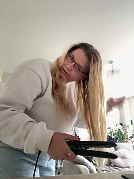 Snapshot of LucieLouBabe chatting on June 15, 12:18 pm LucieLouBabe online show from June 15, 12:18 pm