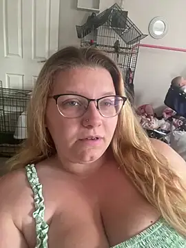 Snapshot of LucieLouBabe chatting on June 29, 1:22 pm LucieLouBabe online show from June 29, 1:22 pm