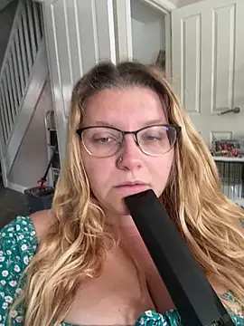 Snapshot of LucieLouBabe chatting on July 1, 11:12 am LucieLouBabe online show from July 1, 11:12 am