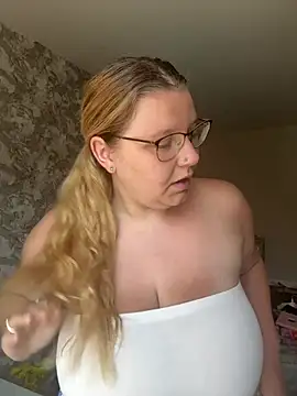 Snapshot of LucieLouBabe chatting on July 9, 10:30 am LucieLouBabe online show from July 9, 10:30 am