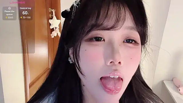 Snapshot of April_UU chatting on July 11, 12:02 am April UU online show from July 11, 12:02 am