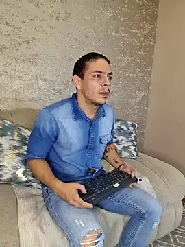 Snapshot of OliverWyse chatting on June 16, 12:46 am OliverWyse online show from June 16, 12:46 am