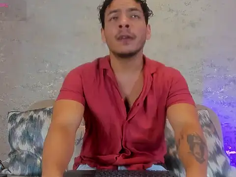 Snapshot of OliverWyse chatting on June 24, 12:20 am OliverWyse online show from June 24, 12:20 am
