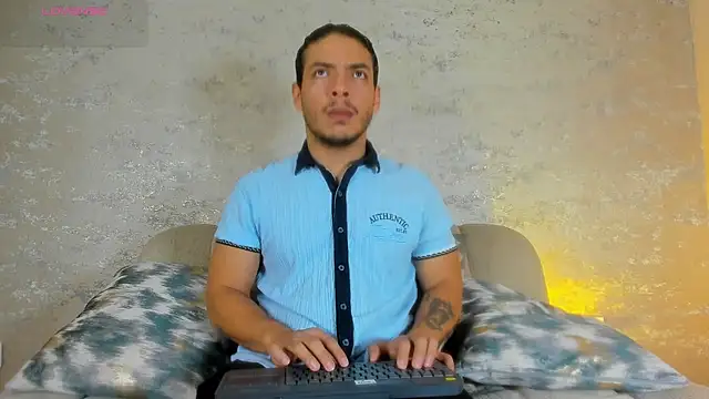 Snapshot of OliverWyse chatting on June 28, 11:11 pm OliverWyse online show from June 28, 11:11 pm