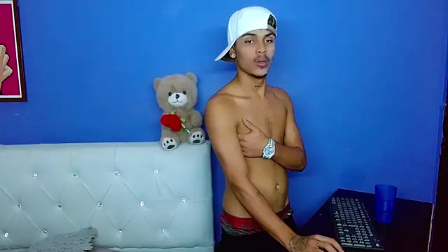 Snapshot of Angel_foxc13 chatting on June 13, 4:43 am Angel foxc13 online show from June 13, 4:43 am