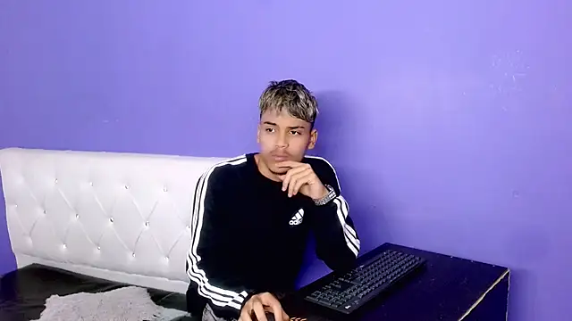 Snapshot of Angel_foxc13 chatting on June 25, 3:17 am Angel foxc13 online show from June 25, 3:17 am