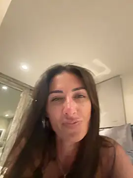 Snapshot of AdrienneLux chatting on June 2, 9:28 pm AdrienneLux online show from June 2, 9:28 pm