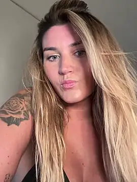 Snapshot of thebeachyblonde chatting on July 15, 9:42 pm thebeachyblonde online show from July 15, 9:42 pm