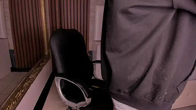 Snapshot of AngeloBocellii chatting on July 2, 1:39 pm AngeloBocellii online show from July 2, 1:39 pm