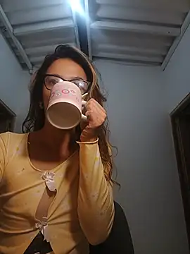 karenarango online show from June 14, 10:17 am