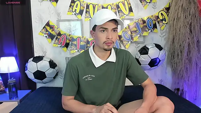 Snapshot of willy_diamond chatting on June 20, 7:49 pm willy diamond online show from June 20, 7:49 pm
