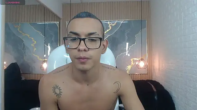 Snapshot of maximiliano_hotdevil chatting on May 25, 5:02 am maximiliano hotdevil online show from May 25, 5:02 am