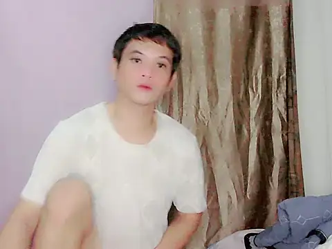 Snapshot of george4u8899 chatting on May 29, 1:20 pm george4u8899 online show from May 29, 1:20 pm