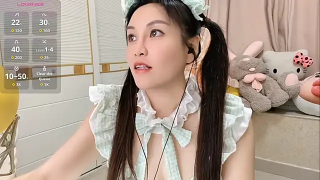 LisaQQQ online show from June 3, 12:30 pm