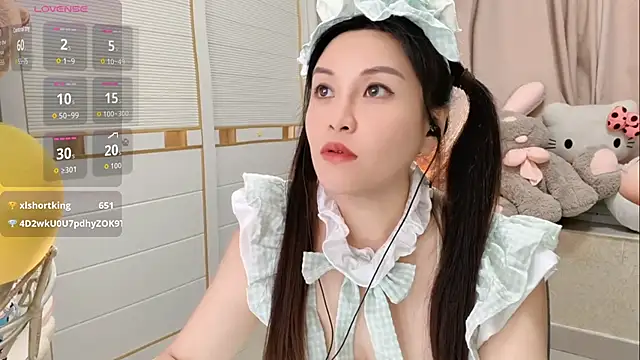 LisaQQQ online show from June 3, 2:33 pm